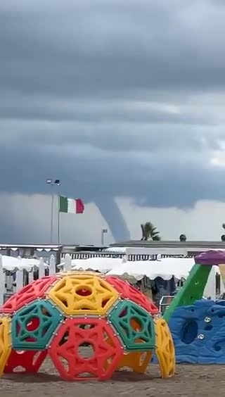   تصاویر دلهره‌آور از گردباد دریایی در نزدیکی ونیز ایتالیا