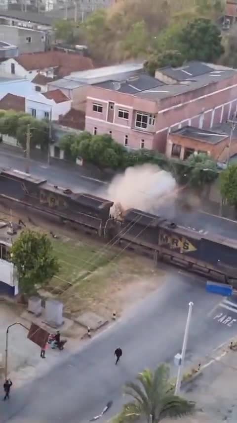   برخورد یک قطار در منطقه پارایبا دو سول برزیل با کامیون حامل گاز