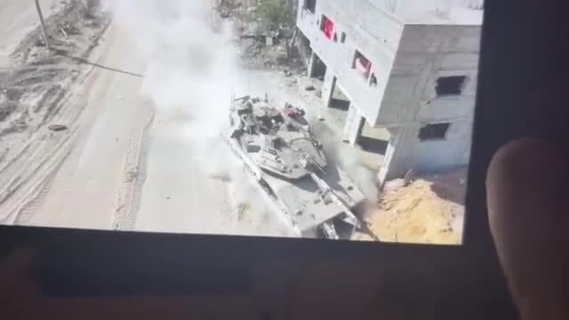   زیر گرفتن یک ارپی‌جی‌زن حماس توسط تانک مرکاوا ارتش اسرائیل / حاوی تصاویر ناراحت‌کننده