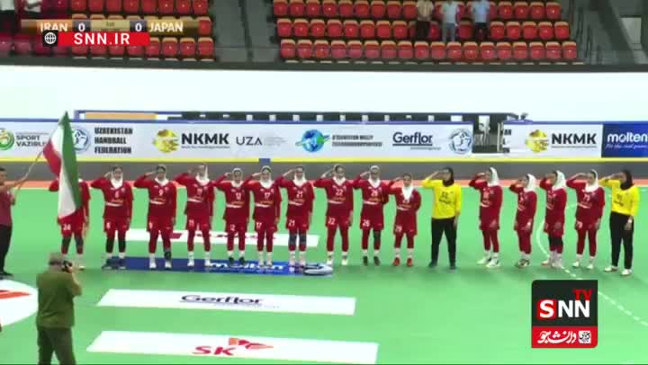   سلام نظامی دختران هندبالیست ایران قبل از دیدار با ژاپن در مسابقات هندبال جوانان قهرمانی آسیا