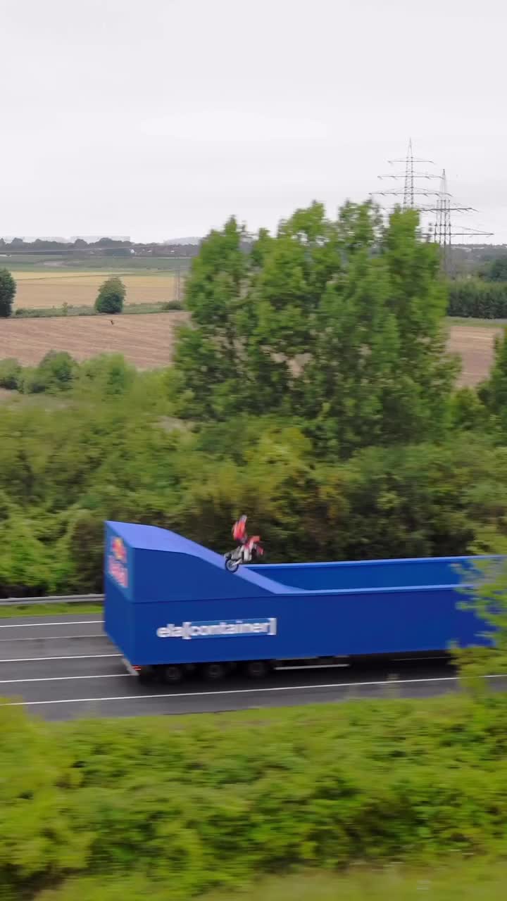   پشتک زدن باورنکردنی موتورسوار آلمانی