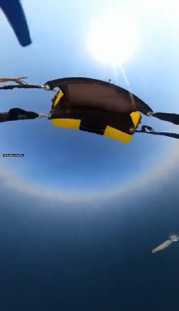   فرود موفق تفنگداران ویژه دریایی سپاه به وسیله چتربازی