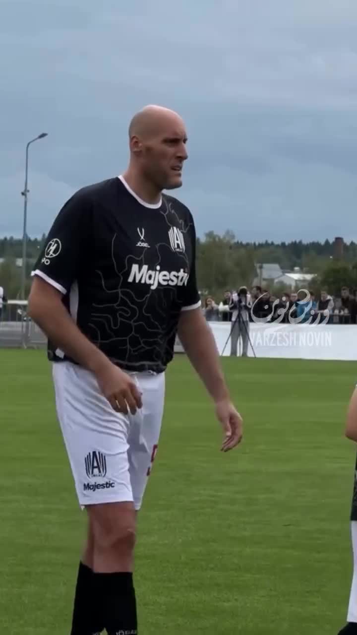   بلندترین فوتبالیست تاریخ وارد زمین شد