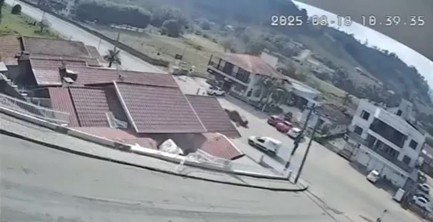   انحراف خودرو و سقوط روی خانه مسکونی