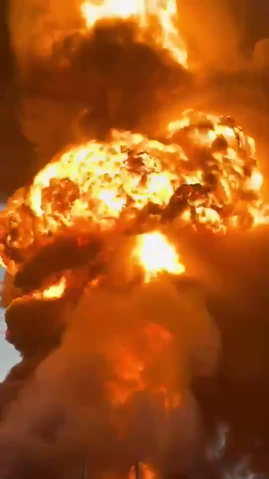   تصاویر تازه از آتش‌سوزی بزرگ در یک شرکت نفتی آمریکا