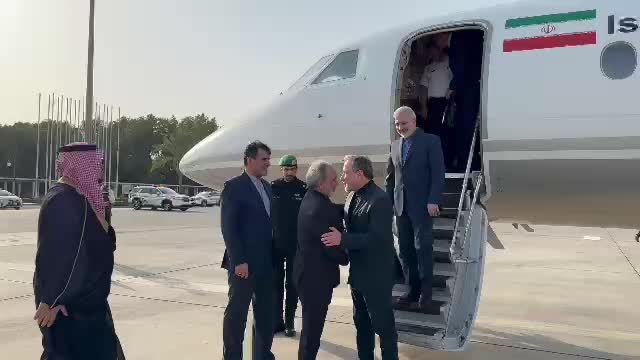   لحظه خروج عراقچی از هواپیما و ورود به جده عربستان