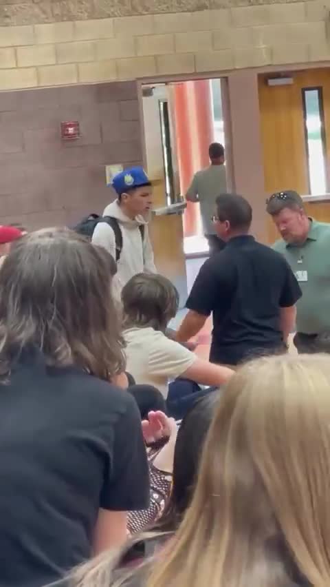   تنبیه خشن دانش‌آموز هتاک بعد از کتک‌کاری با معلم مقابل چشم سایرین