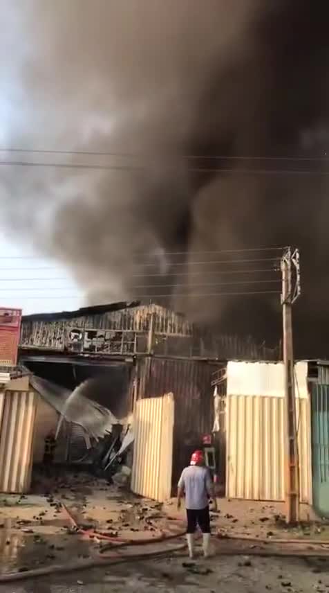   آتش‌سوزی کارخانه سبدسازی در جاده بابل به قائمشهر