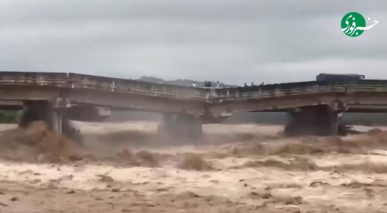   طغیان شدید رودخانه در کشمیر هند؛ سازه یک پل را ازبین برد!