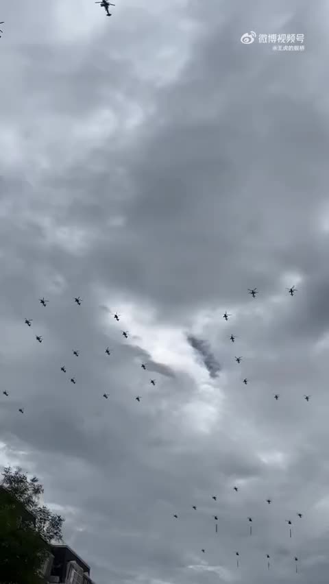   پرواز تمرینی جنگنده‌ها و بالگردهای ارتش چین برای شرکت در مراسم رژه سوم سپتامبر در پکن