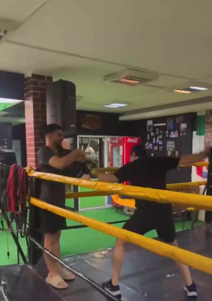   همایون شجریان در حال تمرین بوکس با مربی تیم ملی سابق