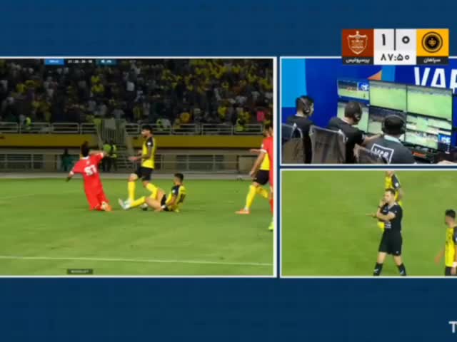   صحنه‌ای درون محوطه جریمه سپاهان که بازیکنان پرسپولیس اعتقاد به خطای پنالتی داشتند