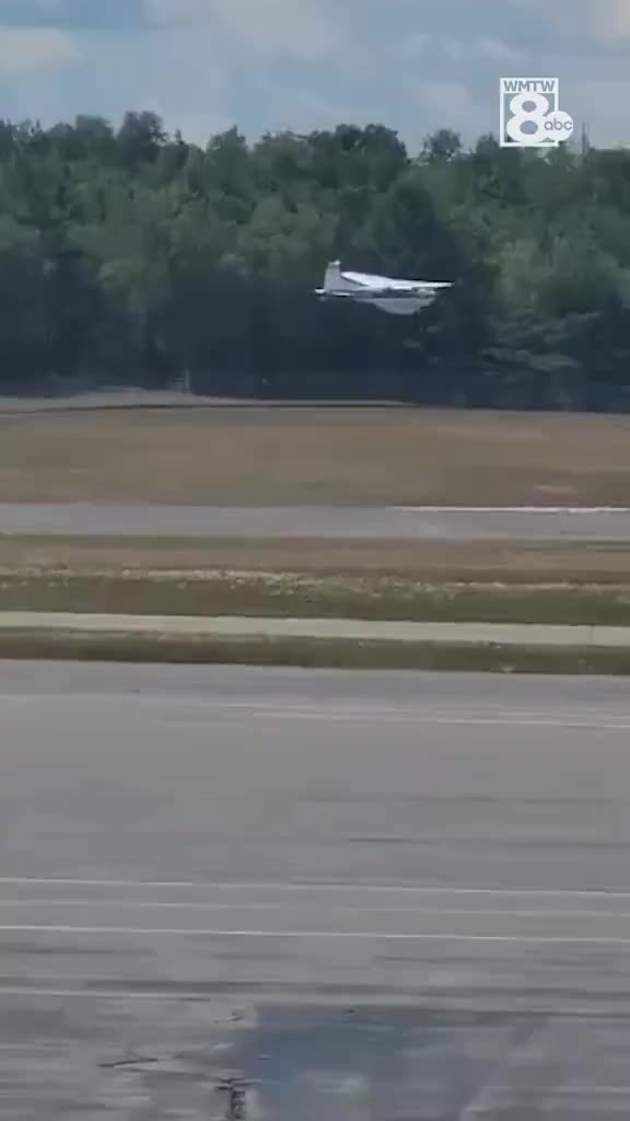   سقوط مرگبار هواپیما در فرودگاه بین‌المللی بنگر آمریکا