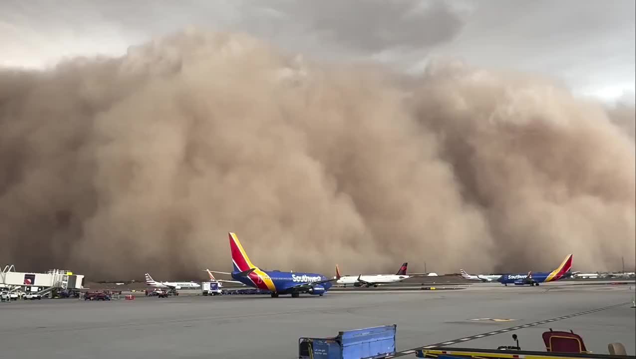   طوفان شن در آمریکا؛ برق ده‌ها هزار خانه در آریزونا قطع شد