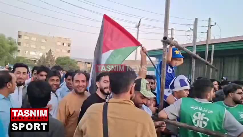   ورود یک هوادار استقلال به ورزشگاه شهدای شهرقدس با پرچم فلسطین
