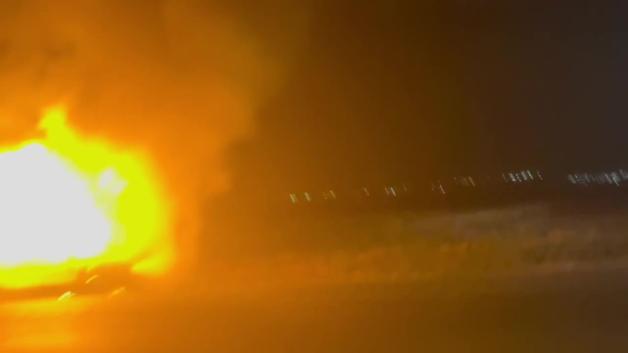   اولین تصاویر از آتش گرفتن پراید در اتوبان قم - تهران