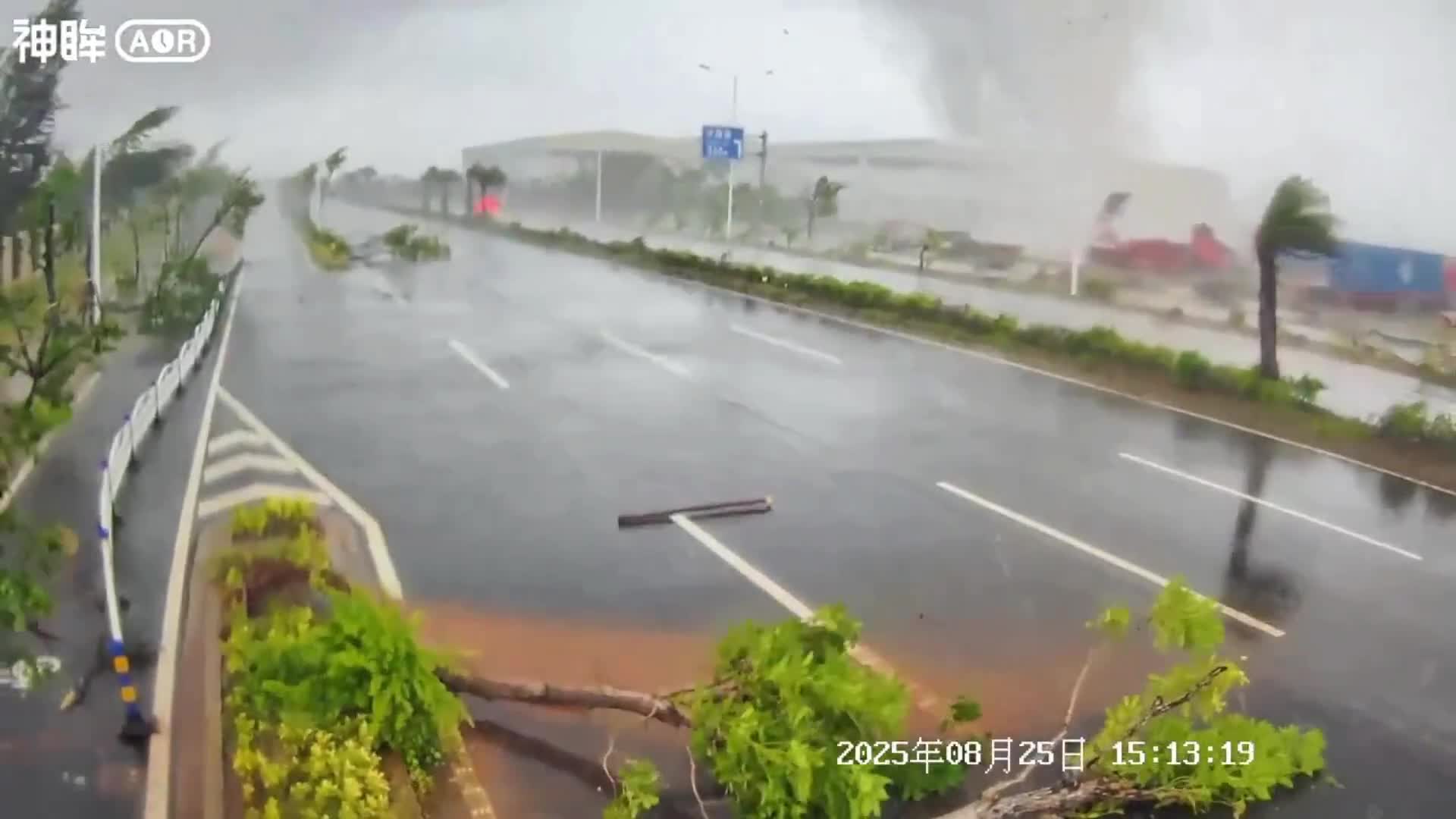   گردبادی که از دانژو، هاینان، چین عبور کرد!