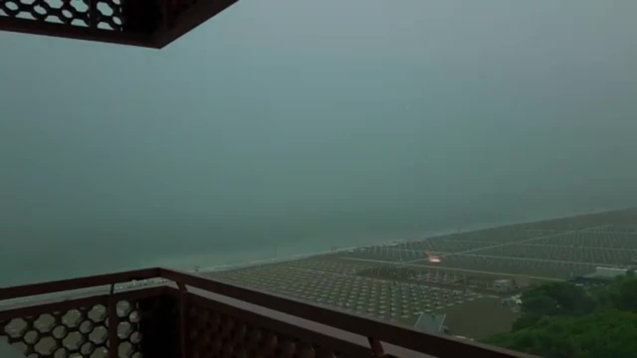   لحظه برخورد صاعقه به پلاژ ونتزیا جولیا ایتالیا