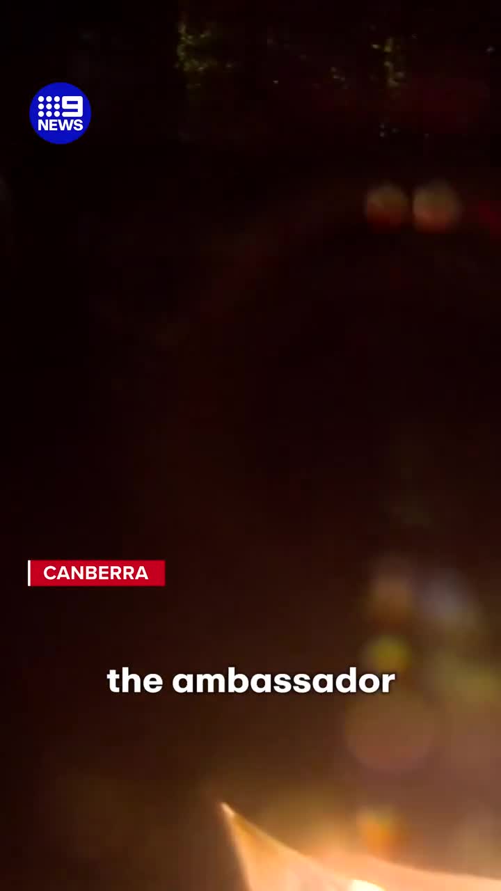    خودروی حامل سفیر ایران در استرالیا از سفارت خارج شد