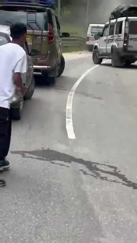   لحظه هولناک رانش زمین در جاده‌ای در هند