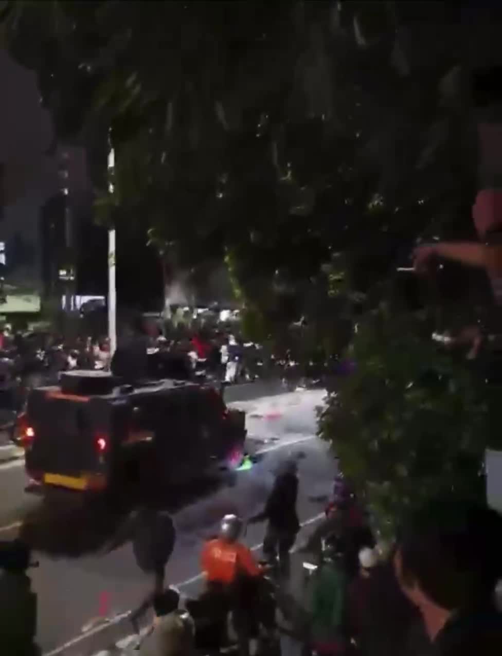   زیر گرفته شدن یک راننده موتور در جریان اعتراضات در جاکارتا، پایتخت اندونزی توسط پلیس