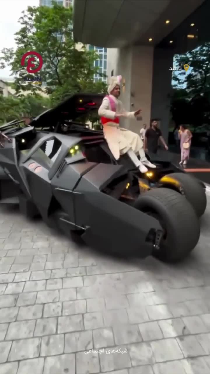   ورود داماد هندی با ماشین بتمن؛ غافلگیری مهمانان در مراسم عروسی