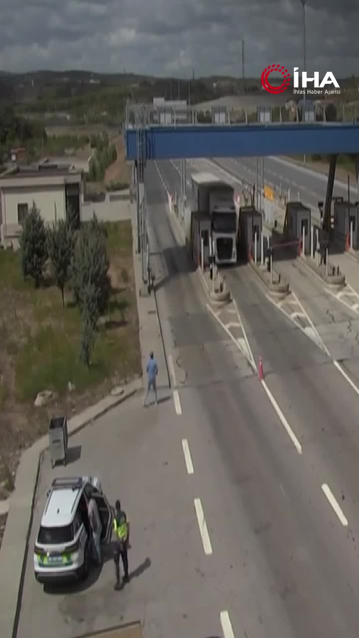   تصادف وحشتناک در جاده مارمارای شمالی؛ تریلی به خودروی ژاندارمری زد