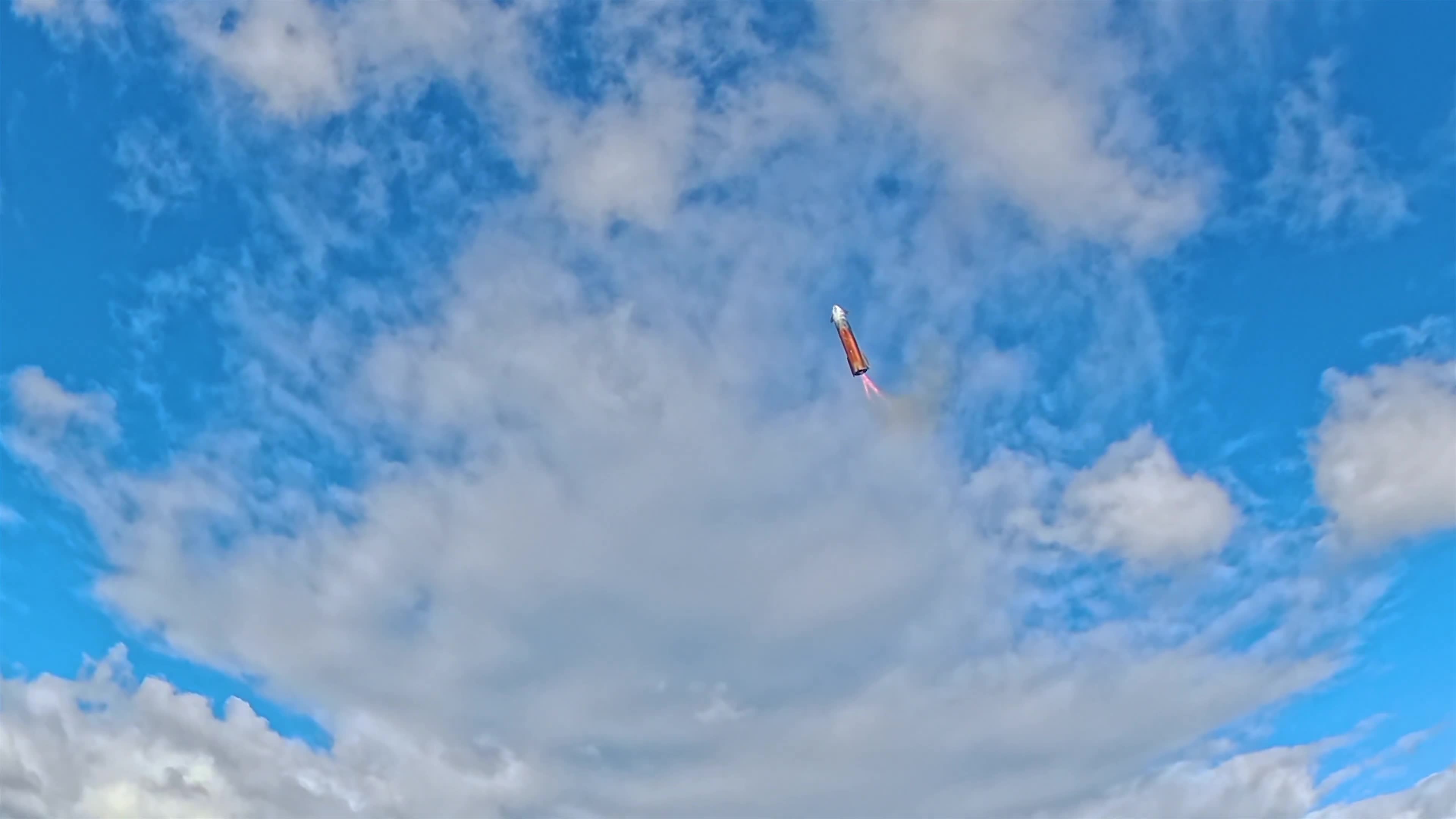   ویدیو حیرت‌آوری از فرود کنترل‌شده استارشیپ در اقیانوس هند