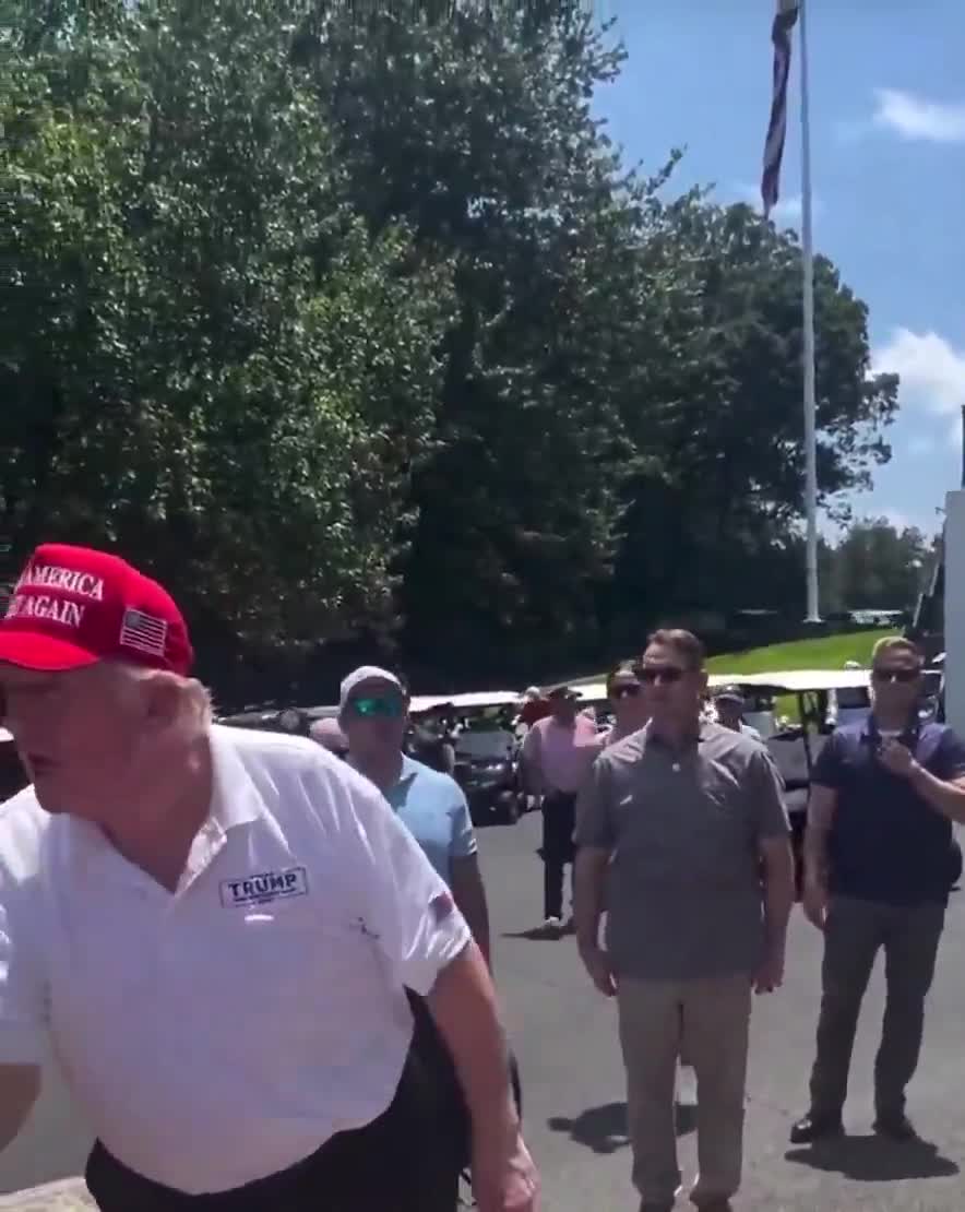   اولین فیلم از ترامپ بعد از شایعه مرگ؛ دونالد سوار بر کاروان خودروها به باشگاه گلف رفت