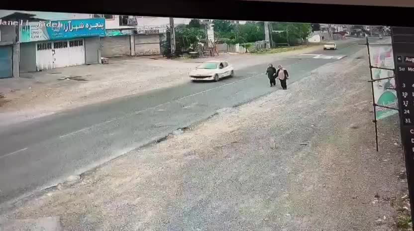   لحظه دلخراش زیر گرفتن عمدی دو زن توسط راننده پریاد در بازیارکلا از توابع شهرستان نوشهر