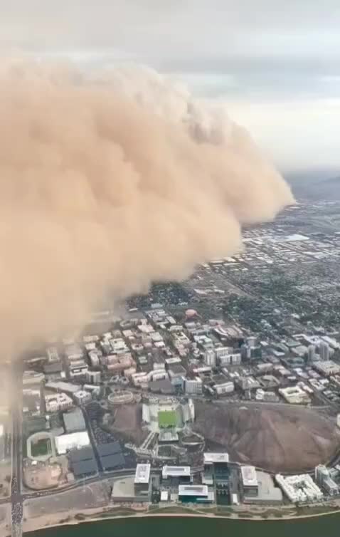   لحظه رسیدن توده عظیم خاک به شهر فینیکس از پنجره هواپیما