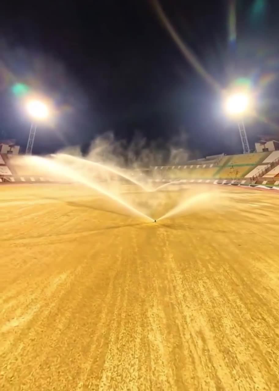   چمن هیبریدی در ورزشگاه یادگار امام تبریز پهن شد