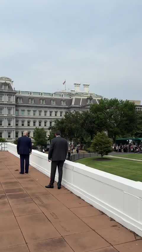 ببینید| مکان مصاحبه ترامپ با خبرنگاران در شبکه های اجتماعی جنجال به پا کرد | 14 مرداد 1404