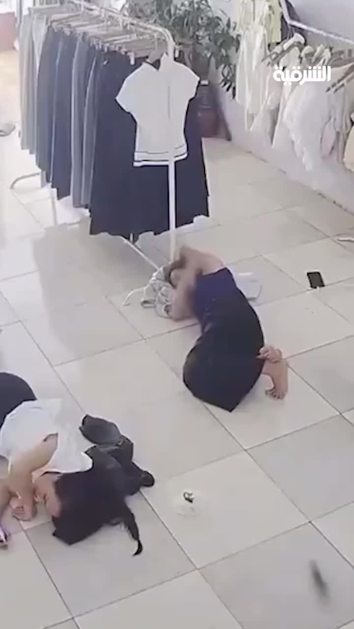   یورش عجیب یک موش به داخل لباس فروشنده زن در زمان استراحت!