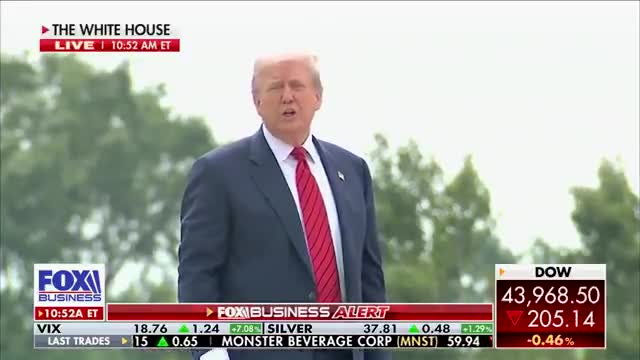 ببینید| حرکات عجیب ترامپ روی پشت بام کاخ سفید سوژه خبرنگاران شد | 14 مرداد 1404