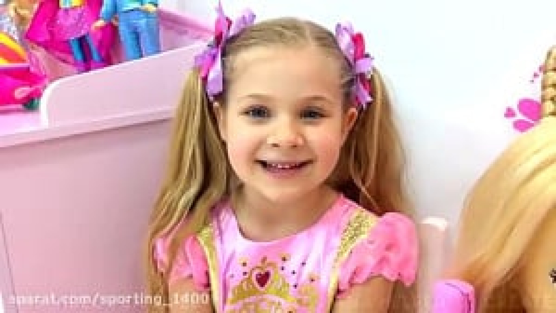 دینا وروما درحال بازی بابادکنهای رنگی &quot; روما بااسباب بازی سرگرم هست &quot;