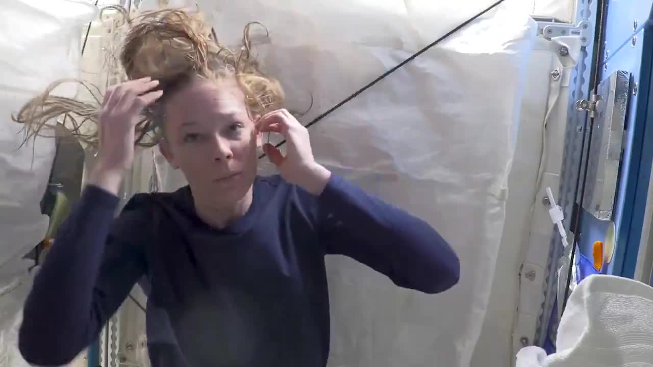 حمام فضایی! شستن موها در ایستگاه بین‌المللی چگونه است؟| 15 مرداد 1404