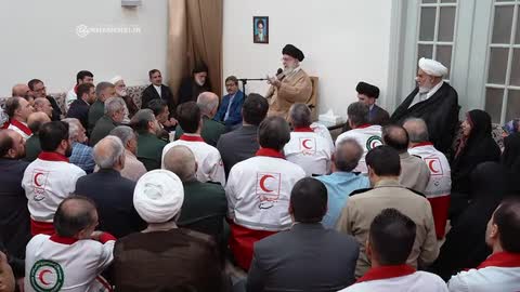    فیلم دیده‌نشده‌ای از حضور رهبر انقلاب با گان پزشکی در اتاق عمل بیمارستان صحرایی در دوران دفاع مقدس