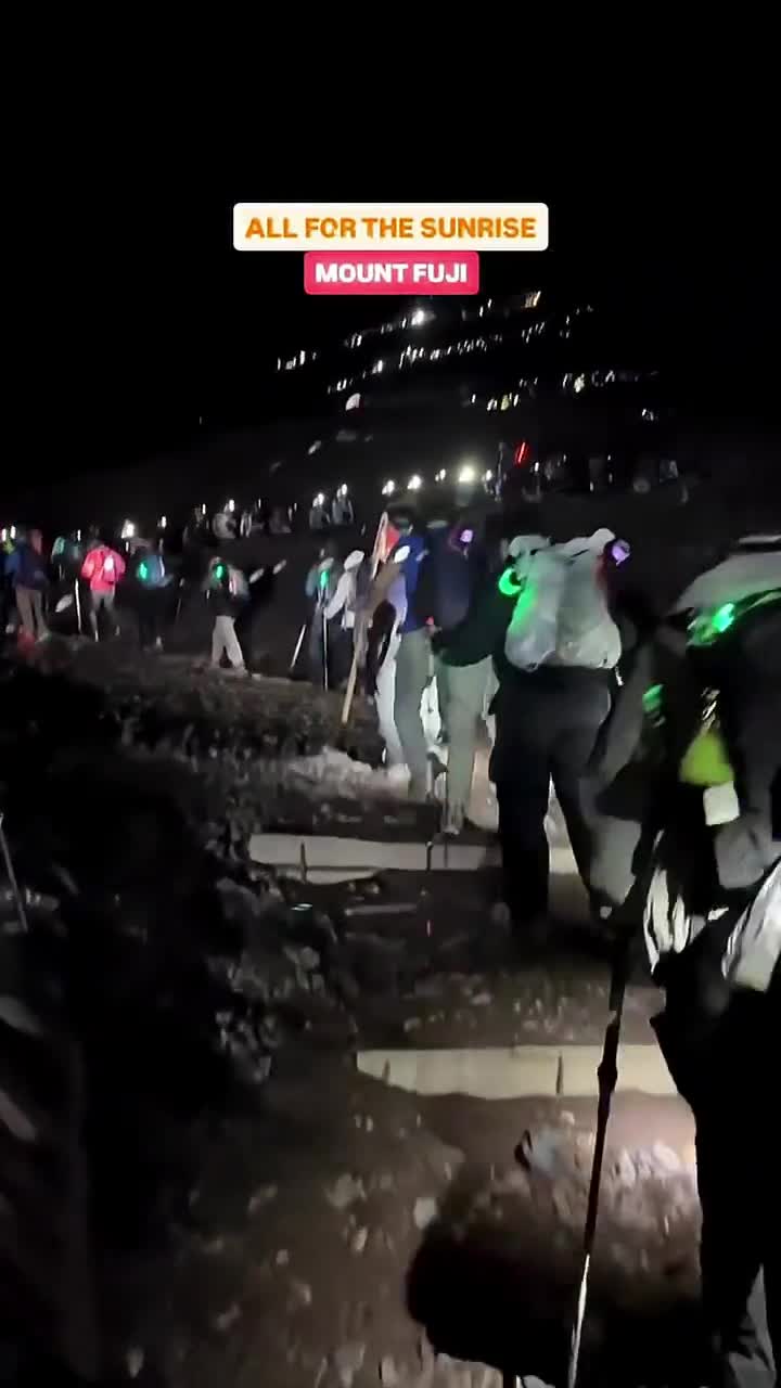   منظره زیبای صعود به قله کوه فوجی؛ معروف‌ترین قله ژاپن