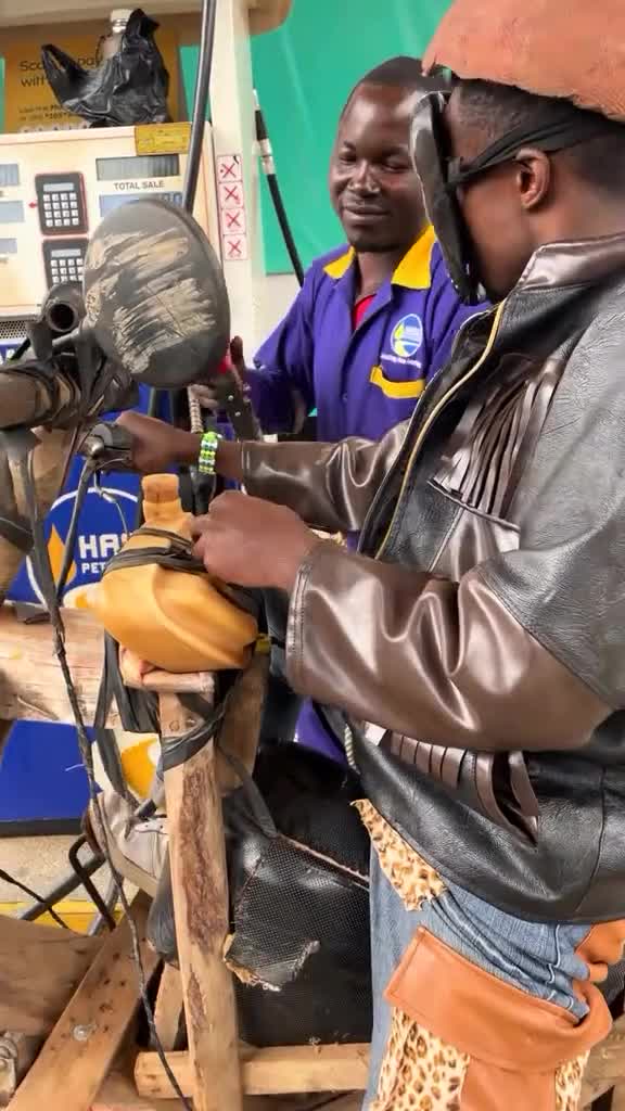   چشم‌ها به این مرد دوخته شد؛ ورود به پمپ بنزین با موتور دست‌ساز چوبی