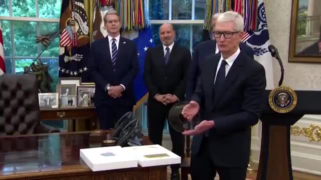 ببینید| هدیه خاص و گران بهای مدیرعامل اپل به ترامپ | 17 مرداد 1404