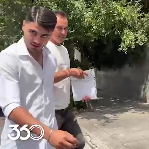   لحظه ورود سعید سحرخیزان به ساختمان باشگاه استقلال برای عقد قرارداد