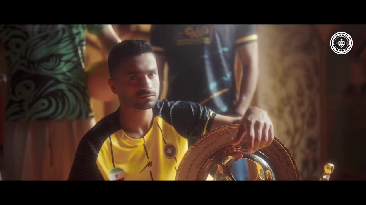   رونمایی جالب سپاهان از پیراهن فصل جدید؛ وقتی فوتبالیست ها شیپورچی شدند!