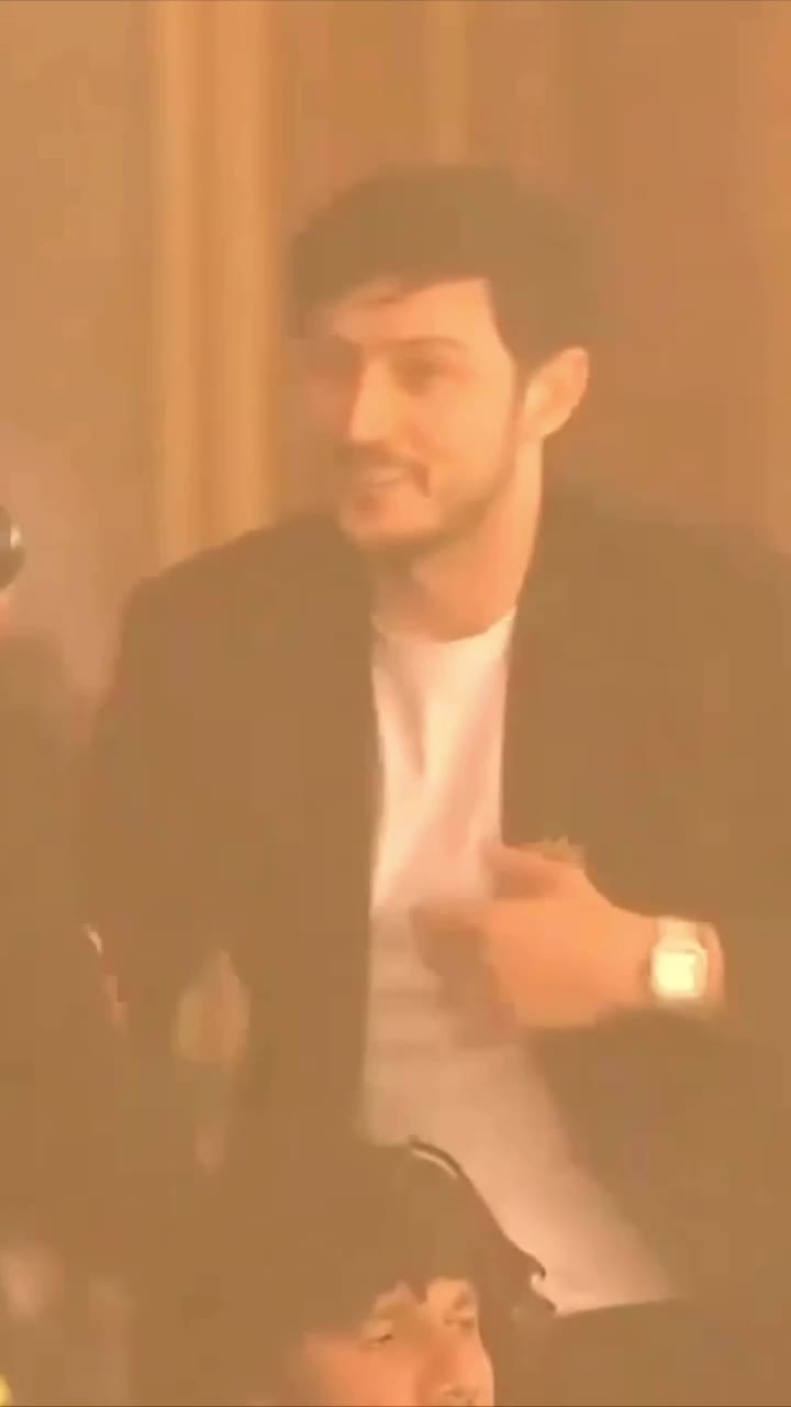   لحظه اهدای جایزه توپ طلای بهترین بازیکن فصل امارات به سردار آزمون