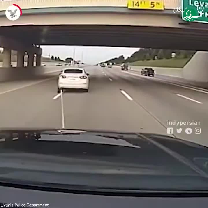   تکنیک پلیس آمریکا برای متوقف کردن خودروی فراری بدون آسیب وسط بزرگراه!