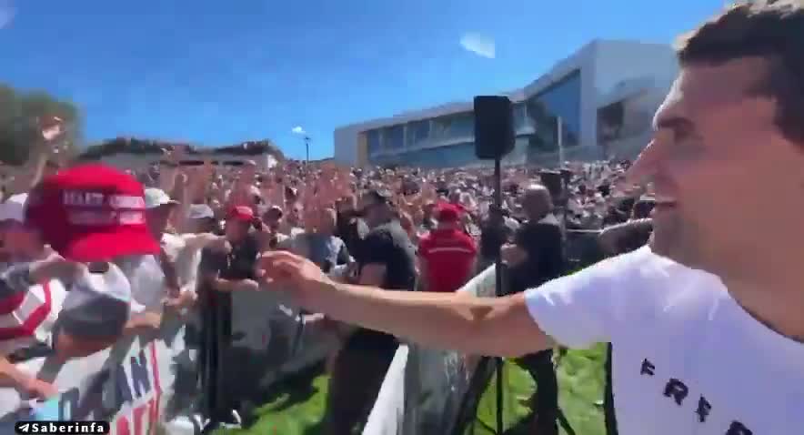   لحظه‌ای قبل از ترور، چارلی کرک در حال پخش کردن کلاه ترامپ بین جمعیت