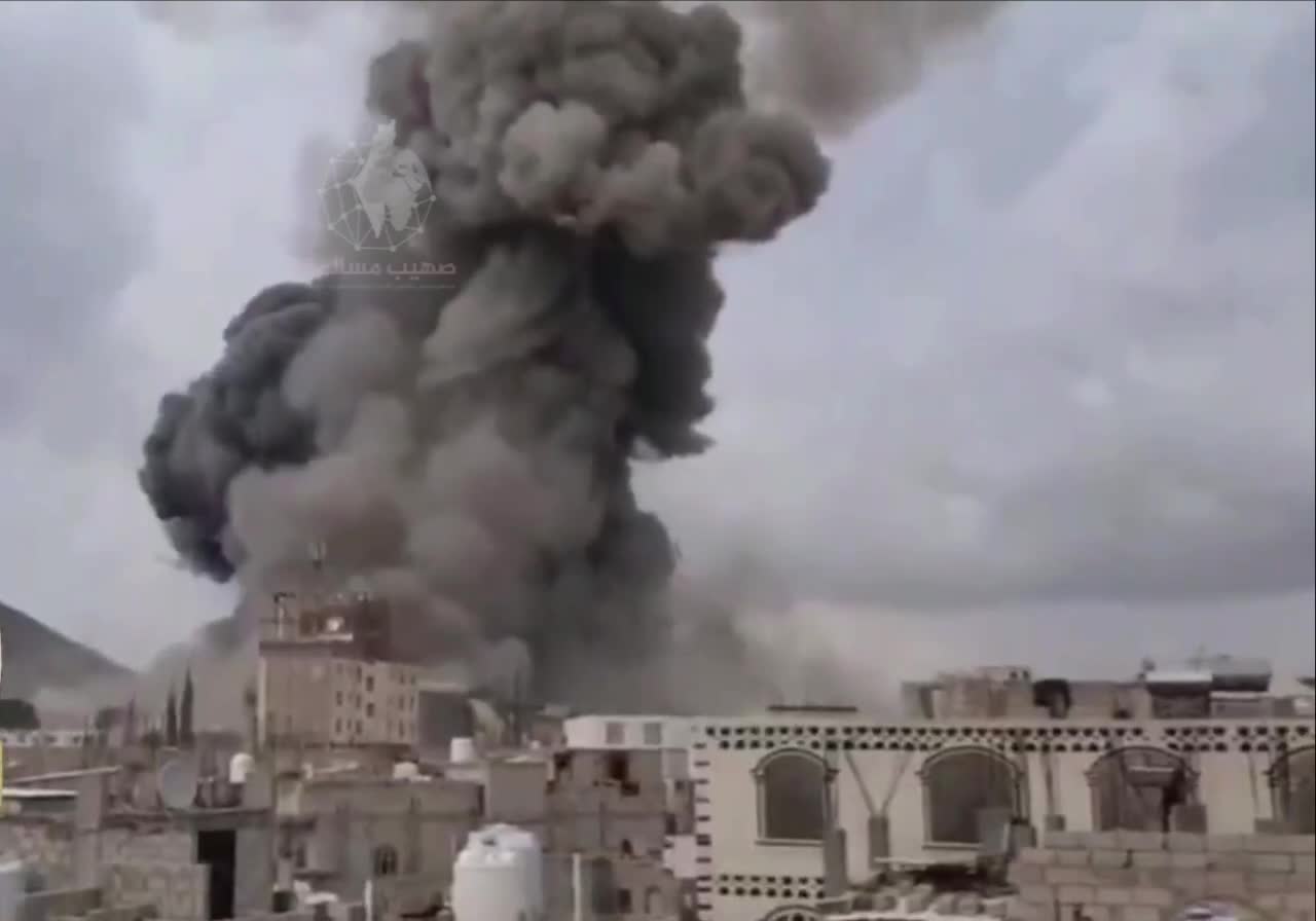   جنگنده‌های اسرائیلی یک مخزن سوخت را در پایتخت یمن مورد تهاجم قرار داده‌اند