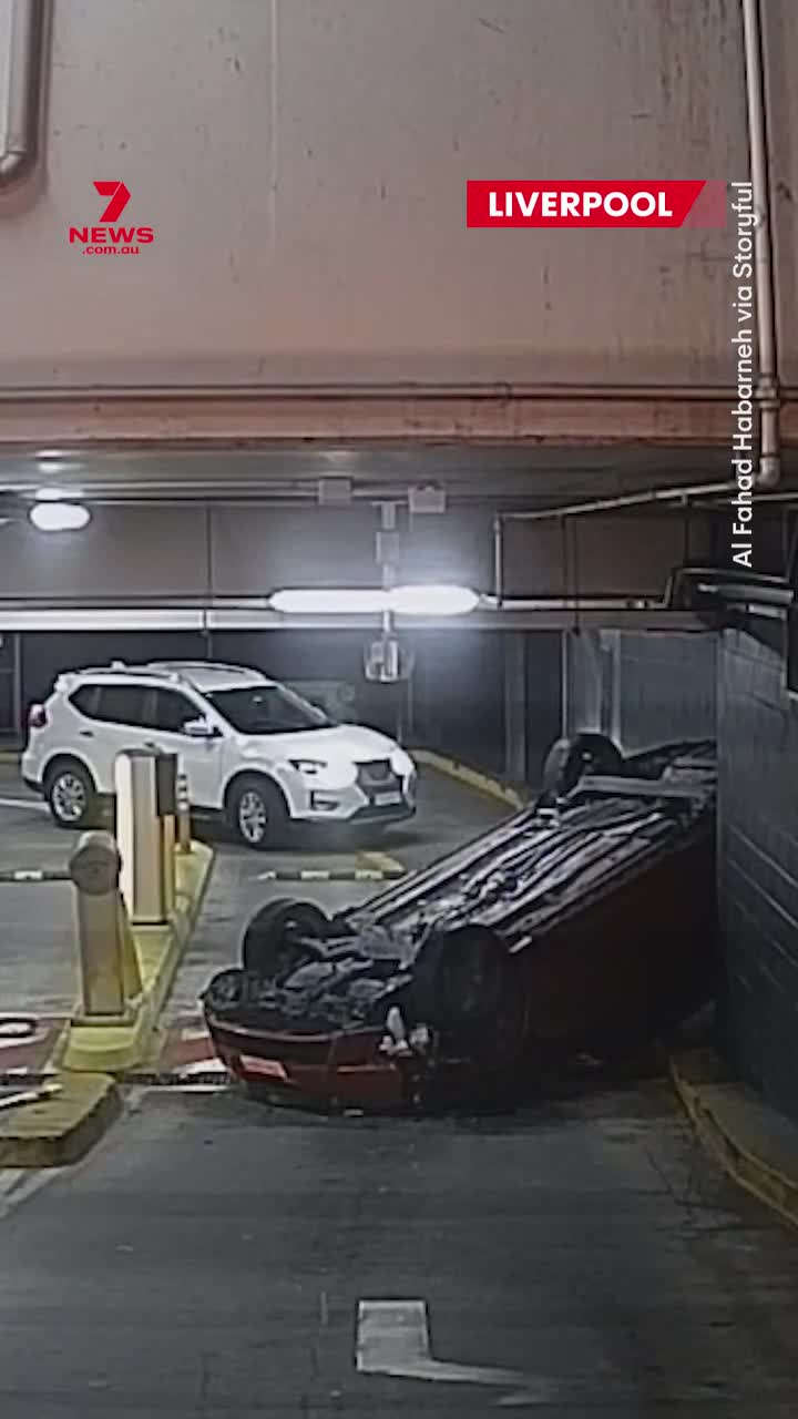   تصادف عجیب در سیدنی؛ خودروی راننده سالمند پس از برخورد با مانع پارکینگ واژگون شد!