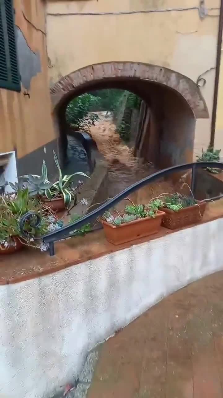   باران‌های شدید باعث سیل گسترده در جزیره البا ایتالیا شد