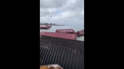   سقوط کانتینرها از کشتی باری در آمریکا